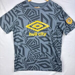 Umbro Hull City Mens Large Sleeve Patch Shirt Allover Print Football Soccer